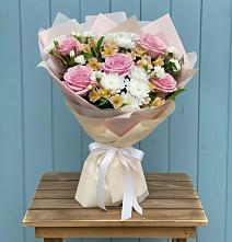 Букет цветов из:  Гвоздики, Орхидеи и Розы в Московском