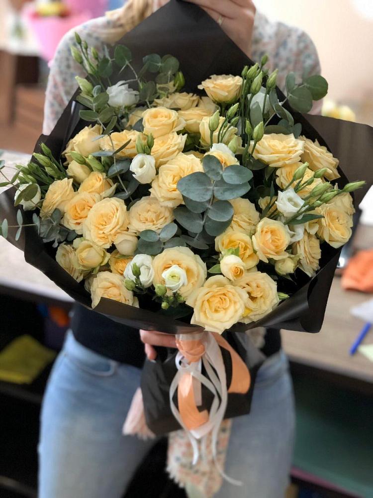 Букет цветов из: Розы и Лизиантусы в Московском