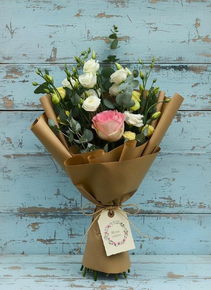 Букет цветов из: Розы и Лизиантусы в Московском