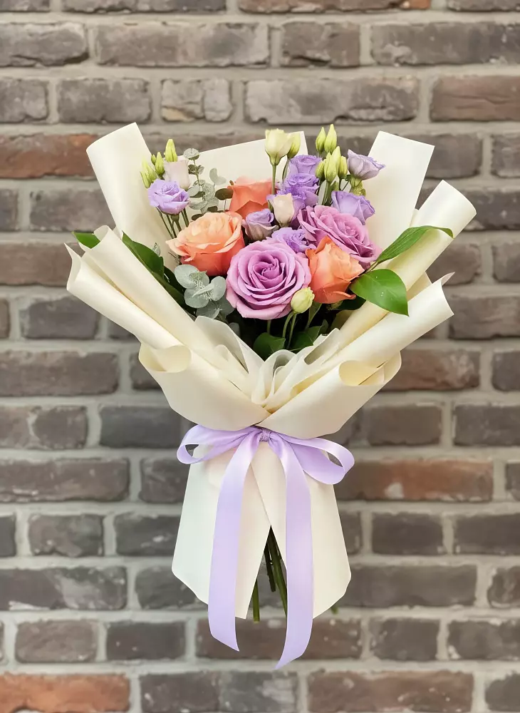 Букет цветов из: Лизиантусы и Розы в Московском