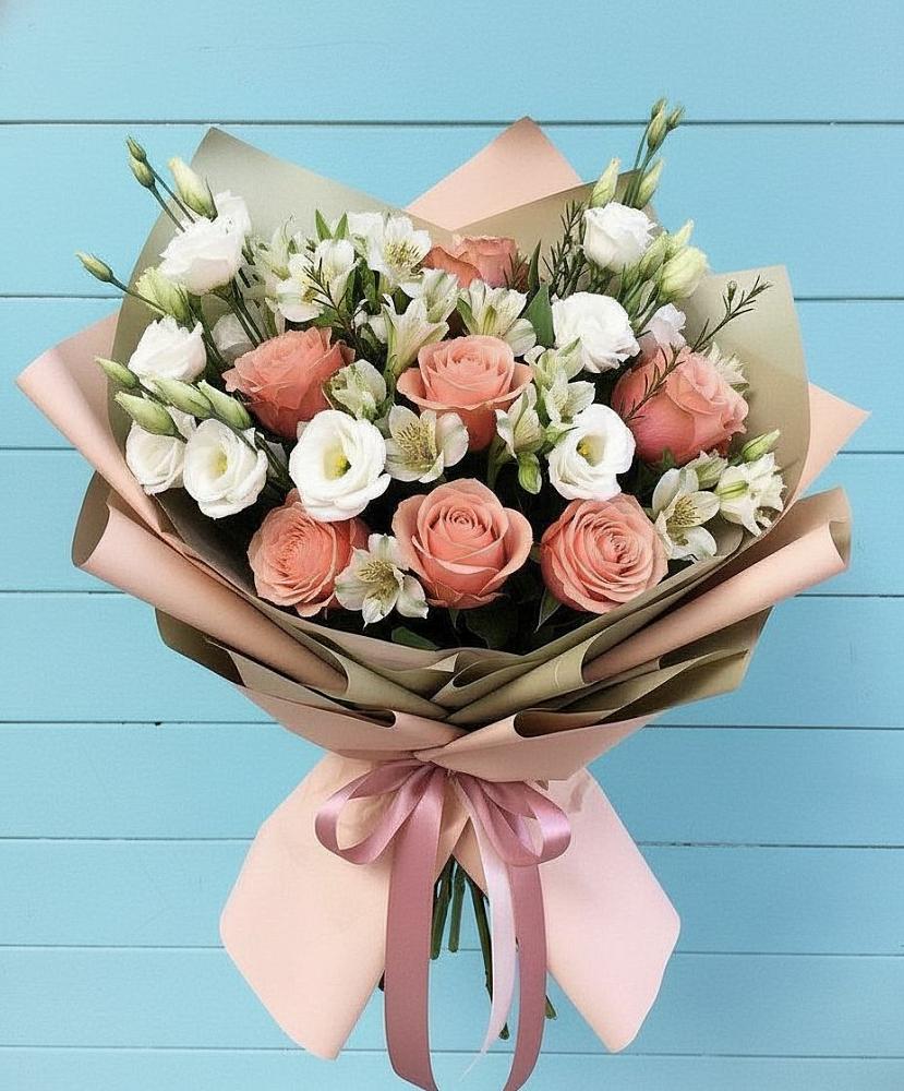 Букет цветов из: Розы, Альстромерии и Лизиантусы в Московском