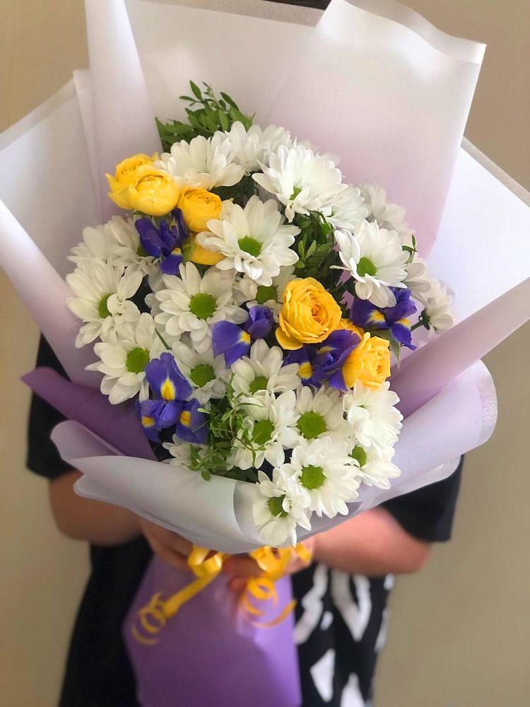 Букет цветов из: Ирисы, Хризантемы и Розы в Московском