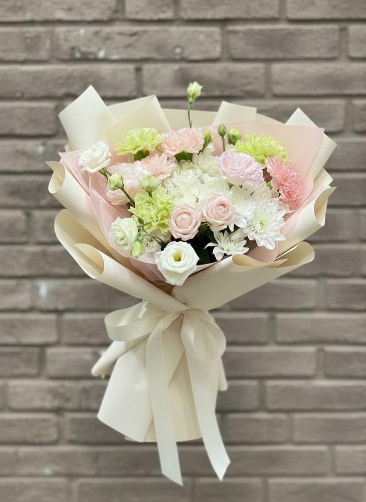 Букет цветов из: Гвоздики, Розы, Лизиантусы и Хризантемы в Московском