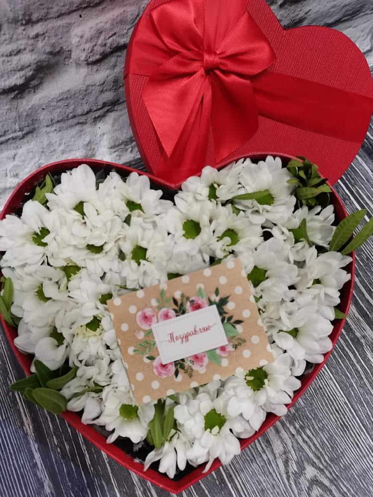 Цветочная композиция из Хризантемы в виде сердца в Московском