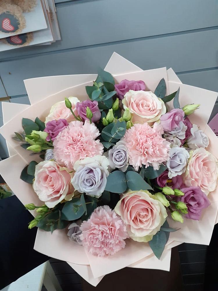 Букет цветов из: Розы, Гвоздики и Лизиантусы в Московском